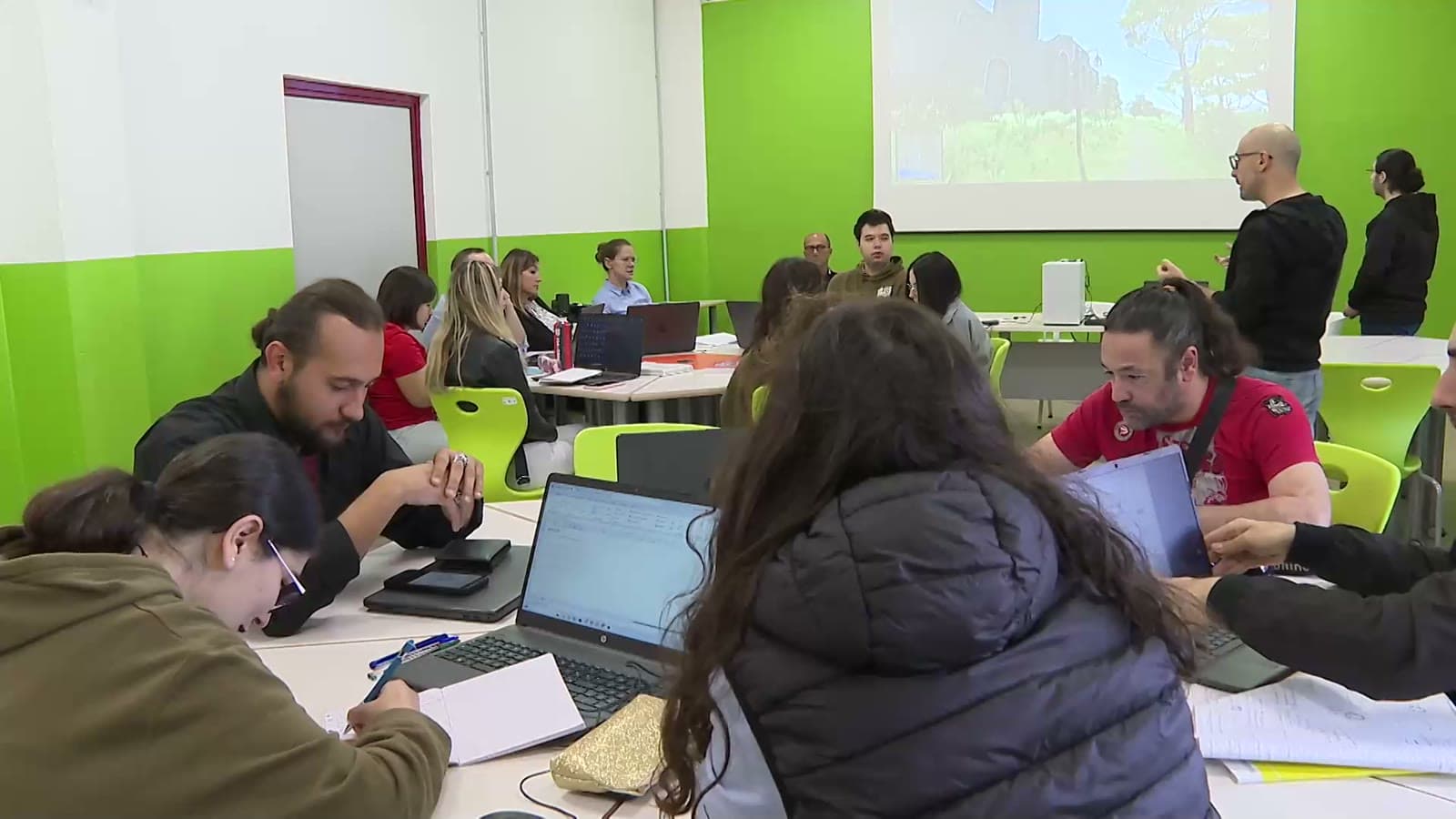Studenti di ITS Academy TAGSS al lavoro in team durante un percorso GameLab